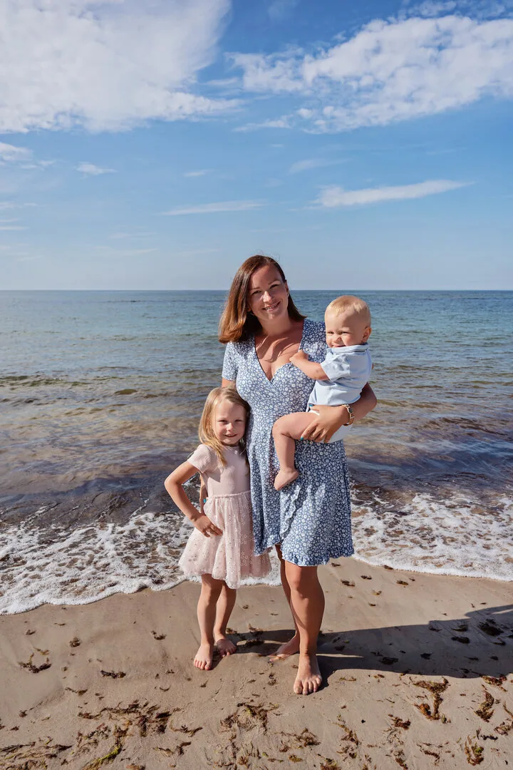 Mama z dziećmi podczas słonecznego poranka na plaży