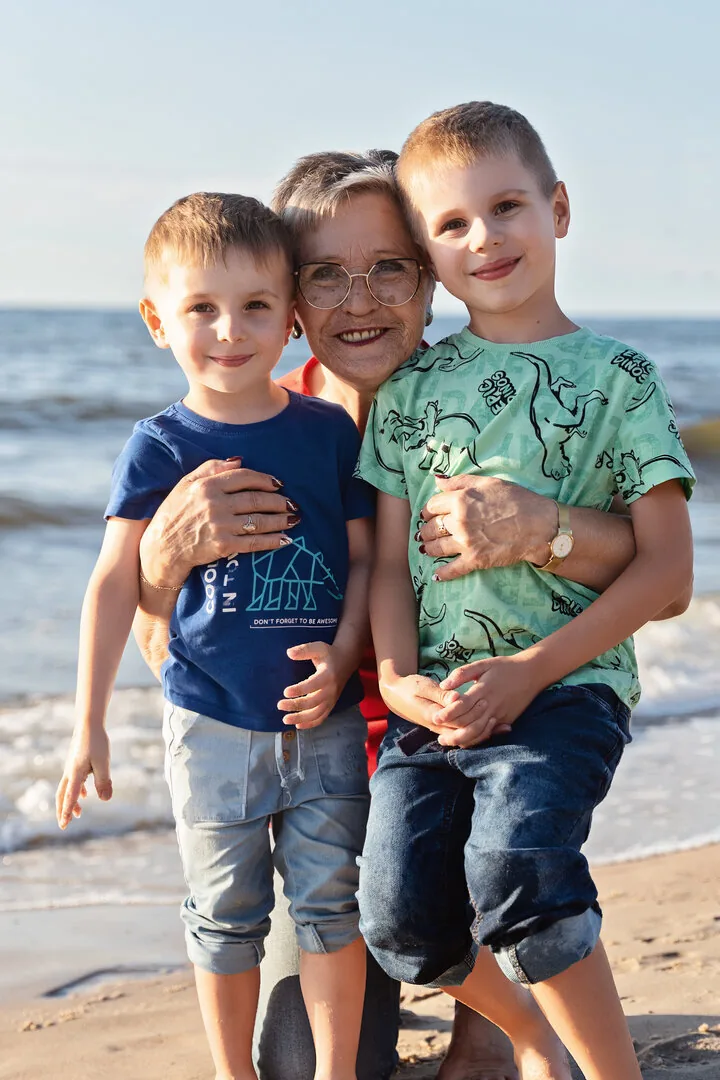Portret mamy z synami na Plaży Wschodniej w Kołobrzegu