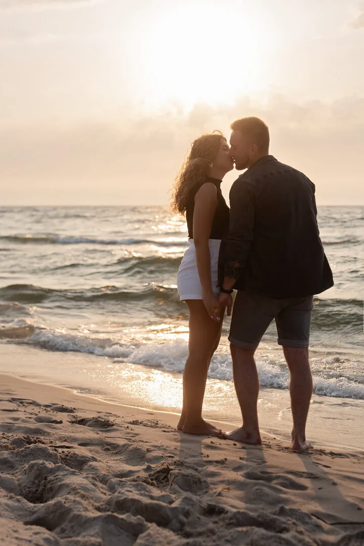 Couple beach photoshoot in Kołobrzeg — photograph 2