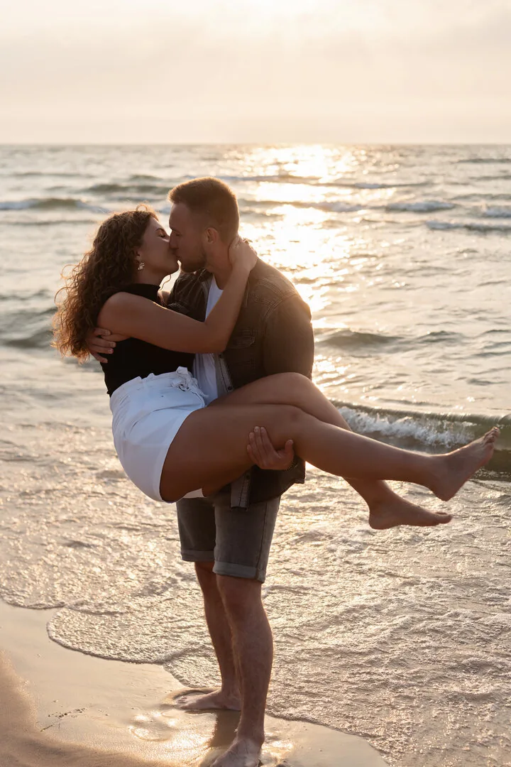 Natural couple photographs by the Baltic Sea