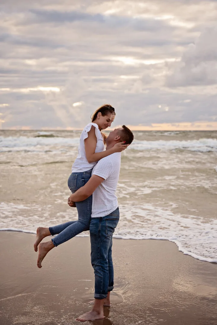 Couple beach photoshoot in Kołobrzeg — photograph 7