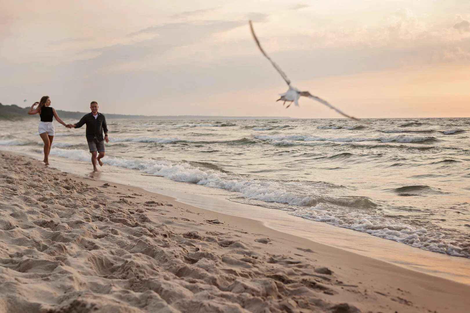 Couple beach photoshoot in Kołobrzeg — photograph 8
