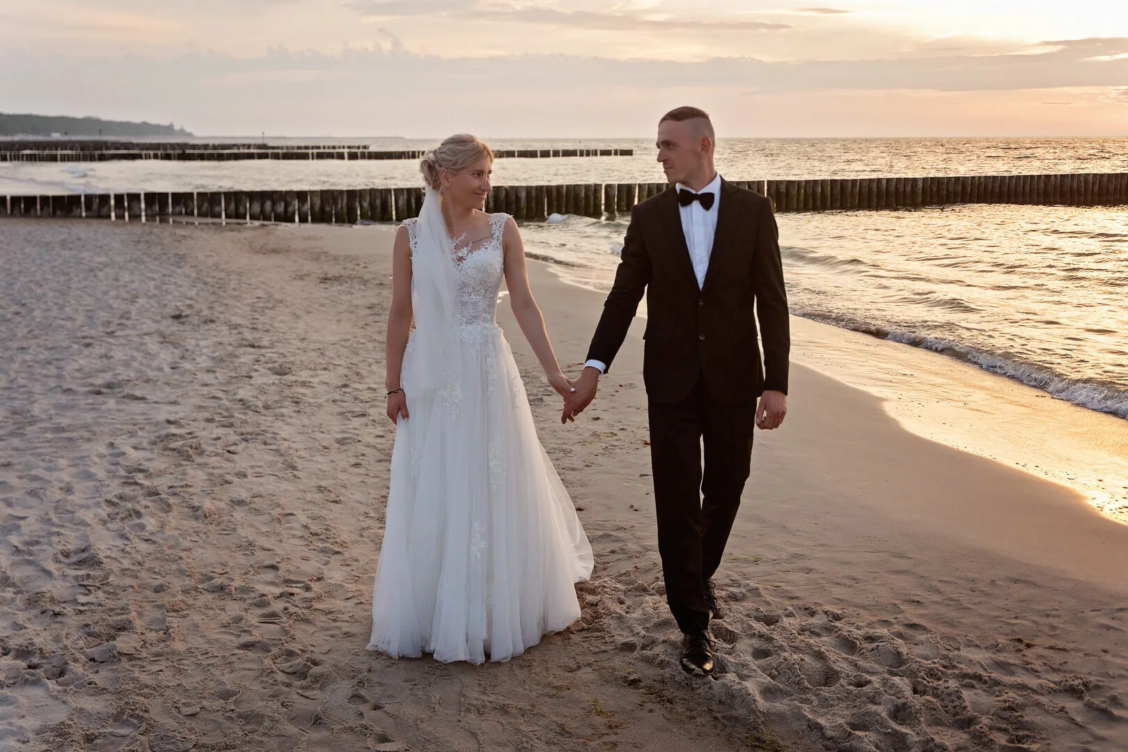 Couple beach photoshoot in Kołobrzeg — photograph 11