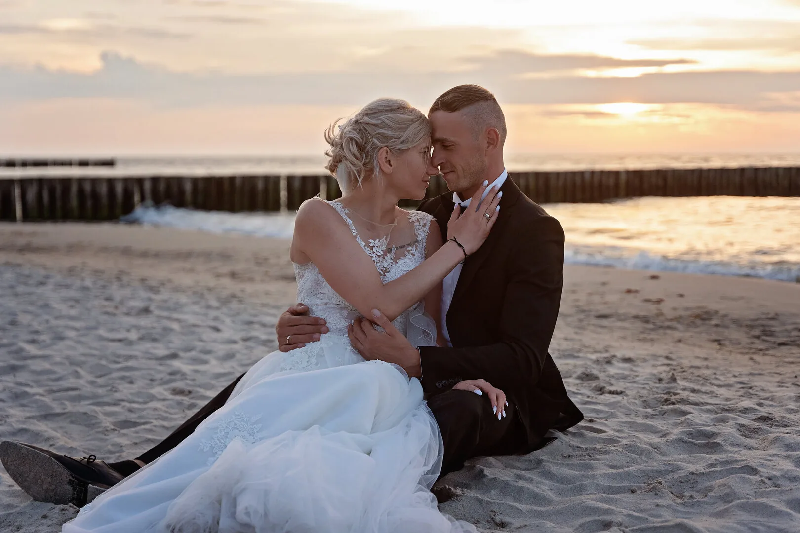 Couple beach photoshoot in Kołobrzeg — photograph 12
