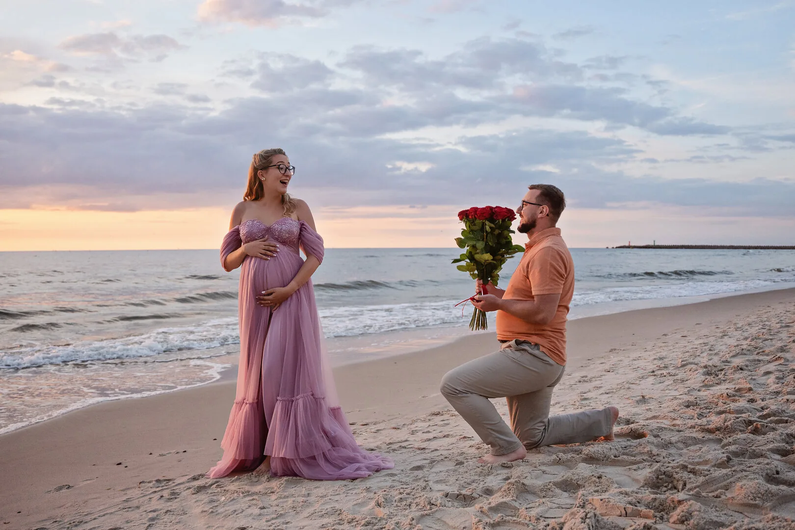 Oświadczyny z bukietem czerwonych róż na plaży w Kołobrzegu