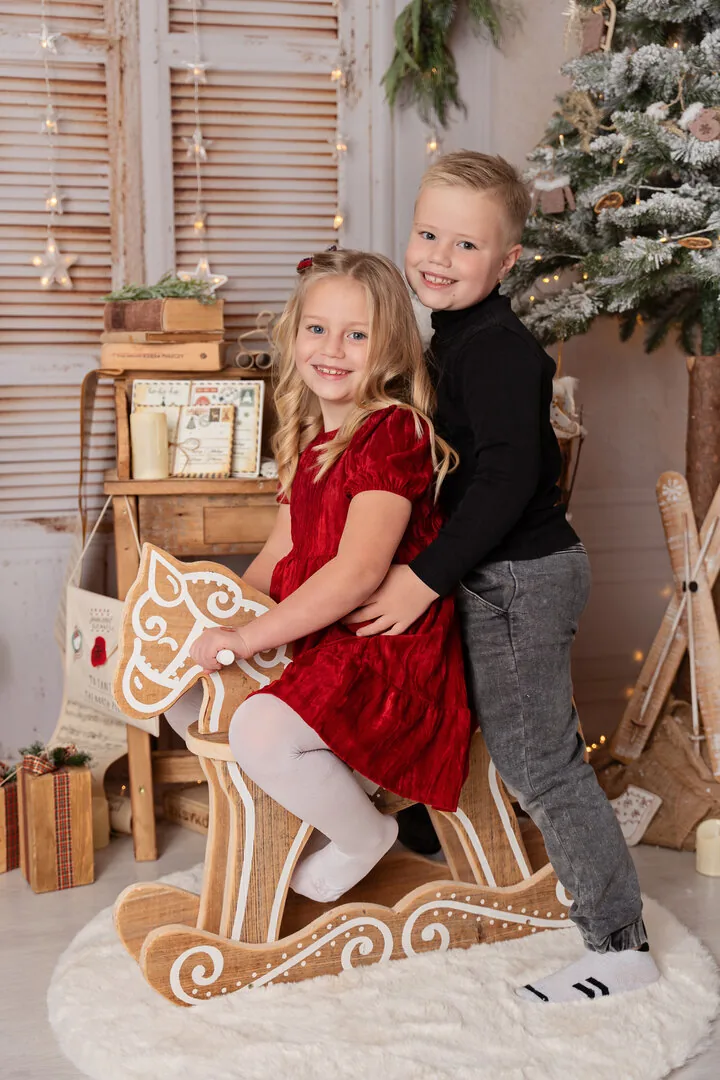 Dzieci z tabliczką świąteczną w jasnym studio