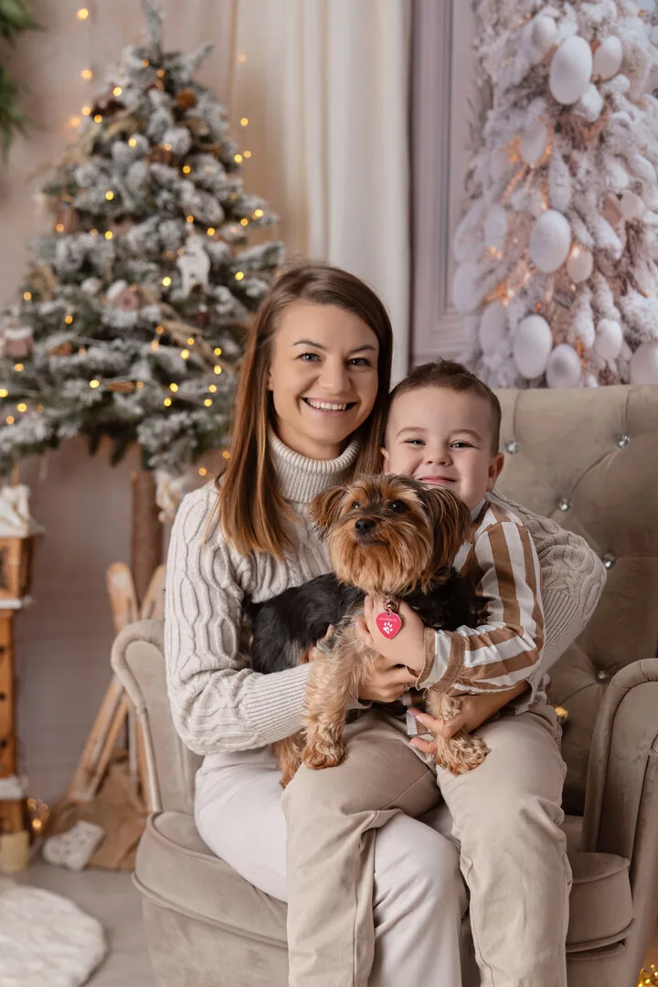 Mama z dzieckiem i psem podczas sesji świątecznej