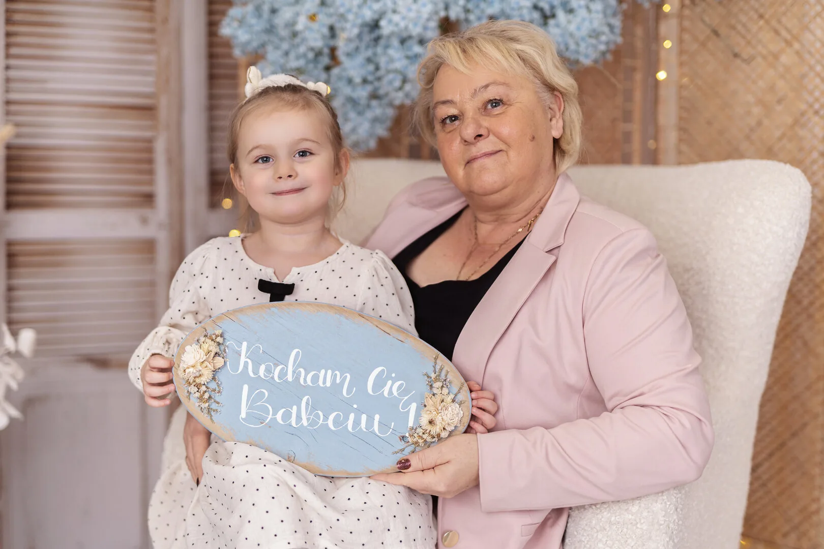 Babcia z wnuczką i tabliczką dla babci
