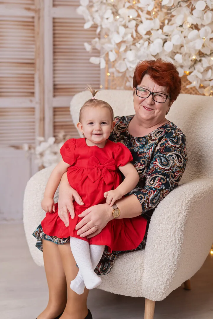 Babcia z wnuczką w czerwonej sukience