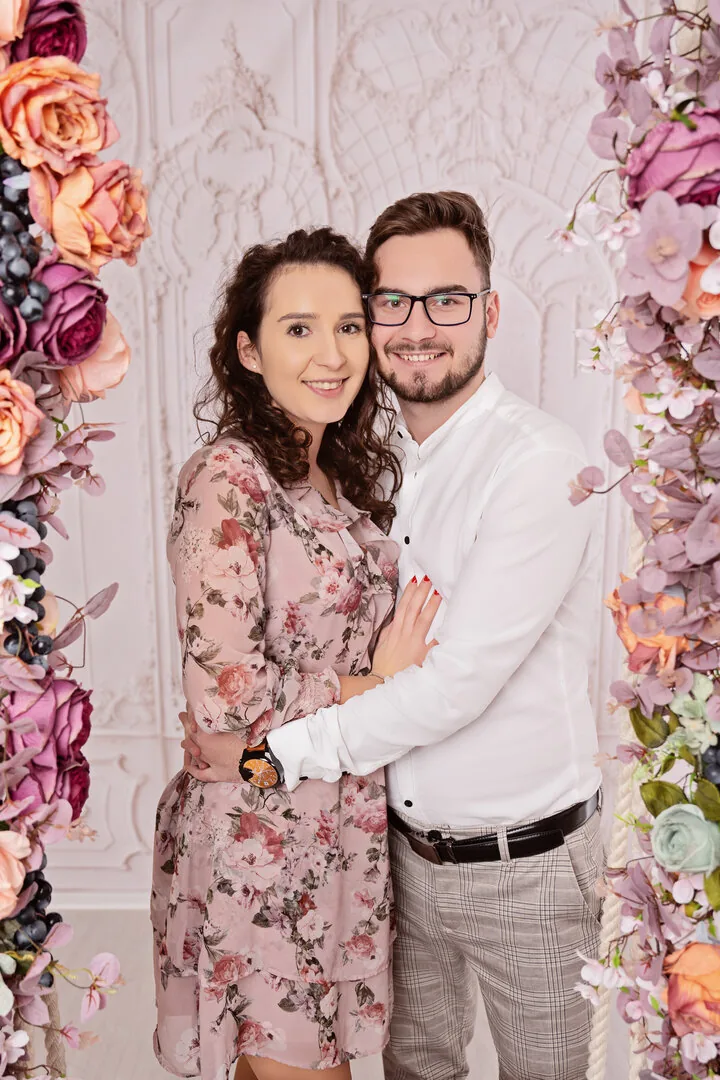 Bliski portret przytulonej pary w ciemnych ubraniach