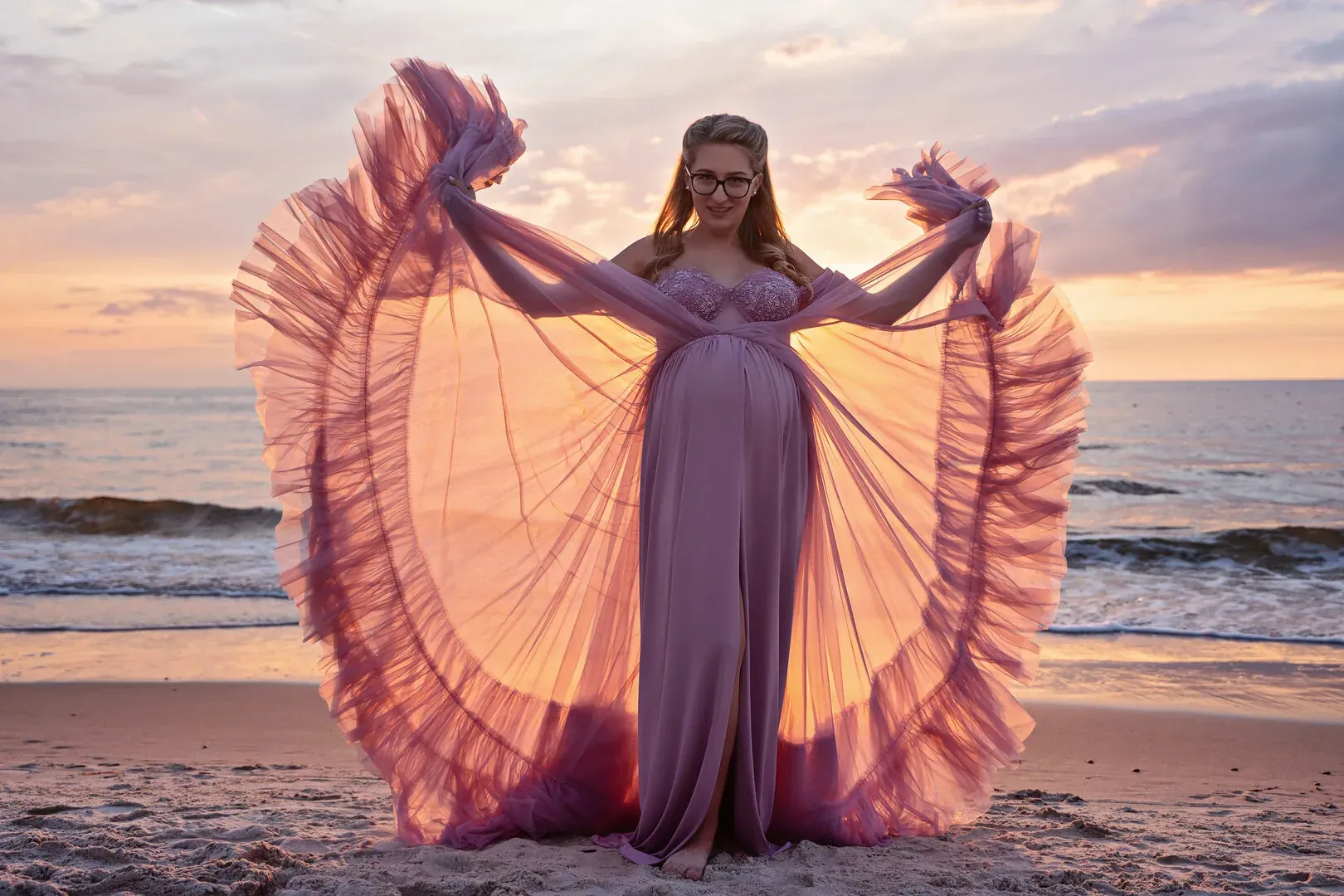 Maternity beach photoshoot in Kołobrzeg — photograph 8