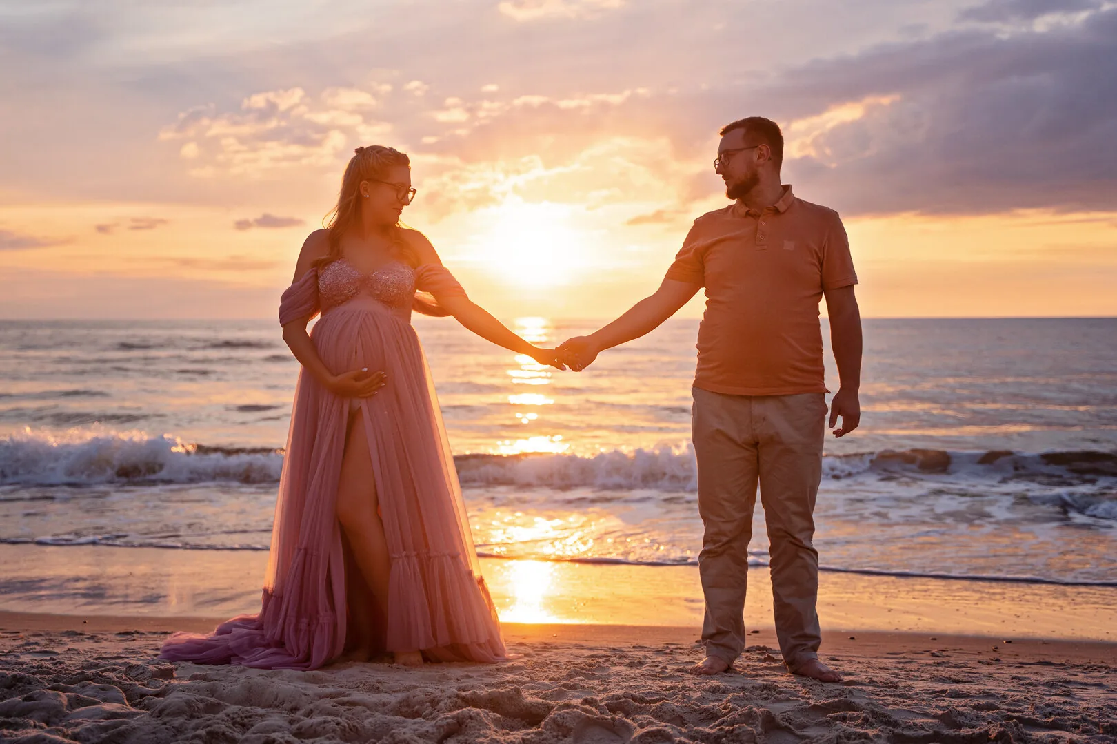 Maternity beach photoshoot in Kołobrzeg — photograph 9