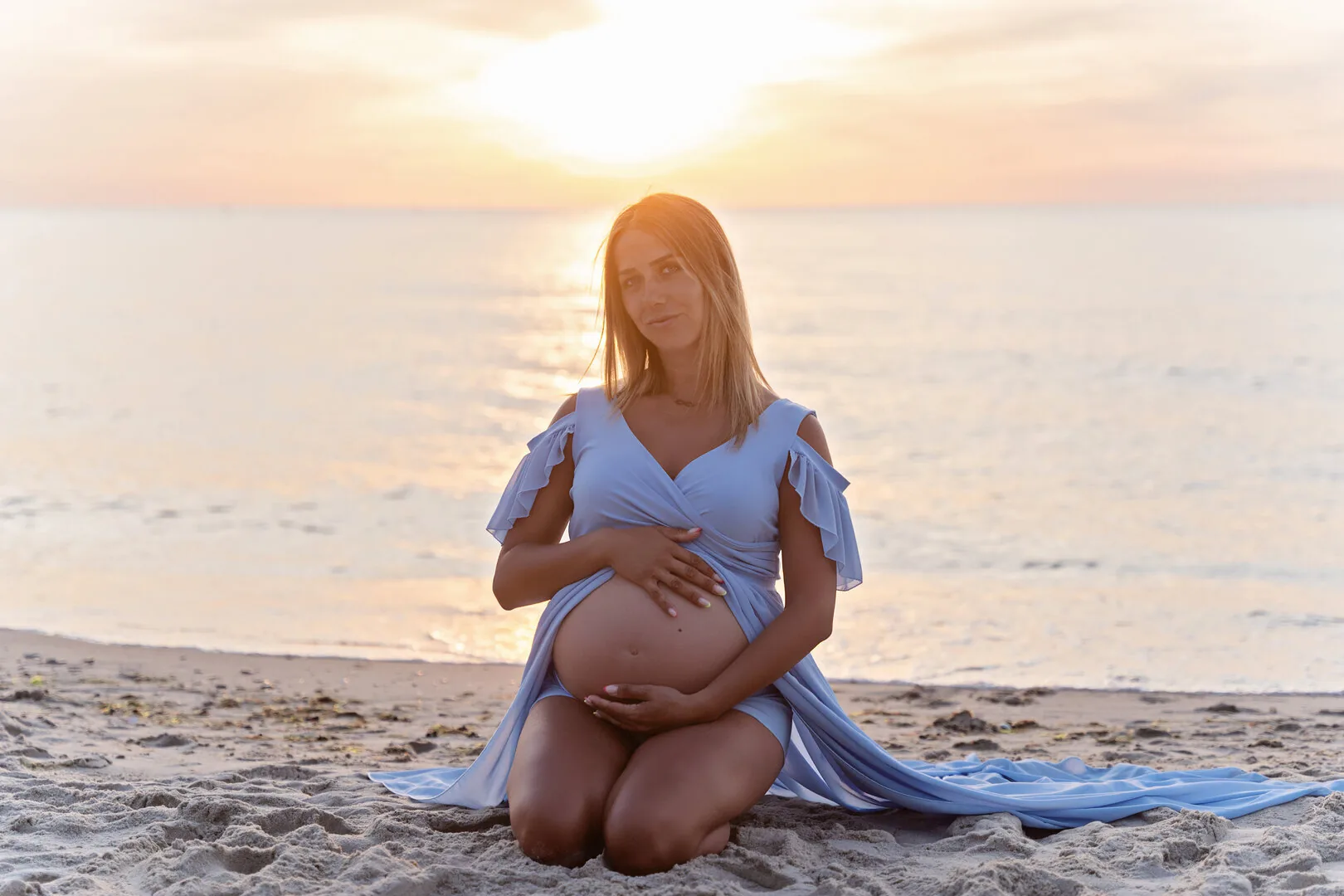 Maternity beach photoshoot in Kołobrzeg — photograph 10