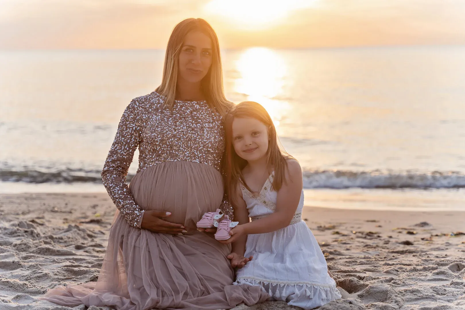 Maternity beach photoshoot in Kołobrzeg — photograph 11
