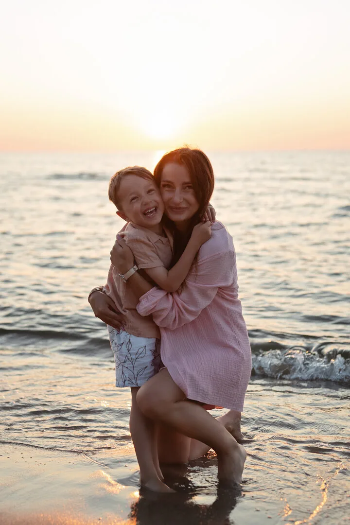 Mama z córką podczas rodzinnej sesji na Plaży Zachodniej