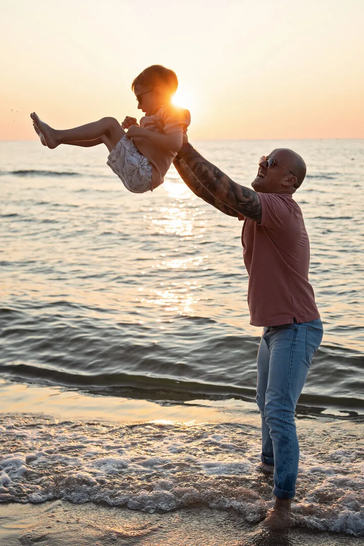 Natural family portrait by the Baltic Sea in Kołobrzeg