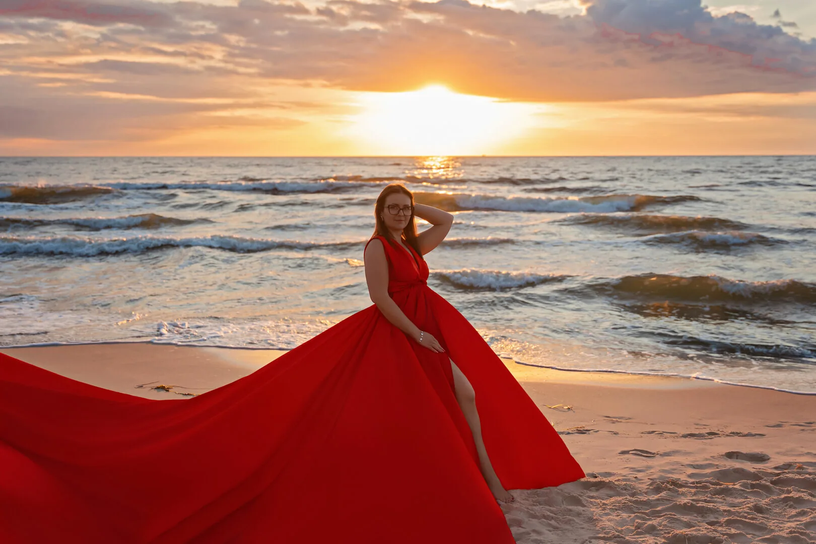 Zielona suknia Flying Dress na plaży o zachodzie słońca w Kołobrzegu