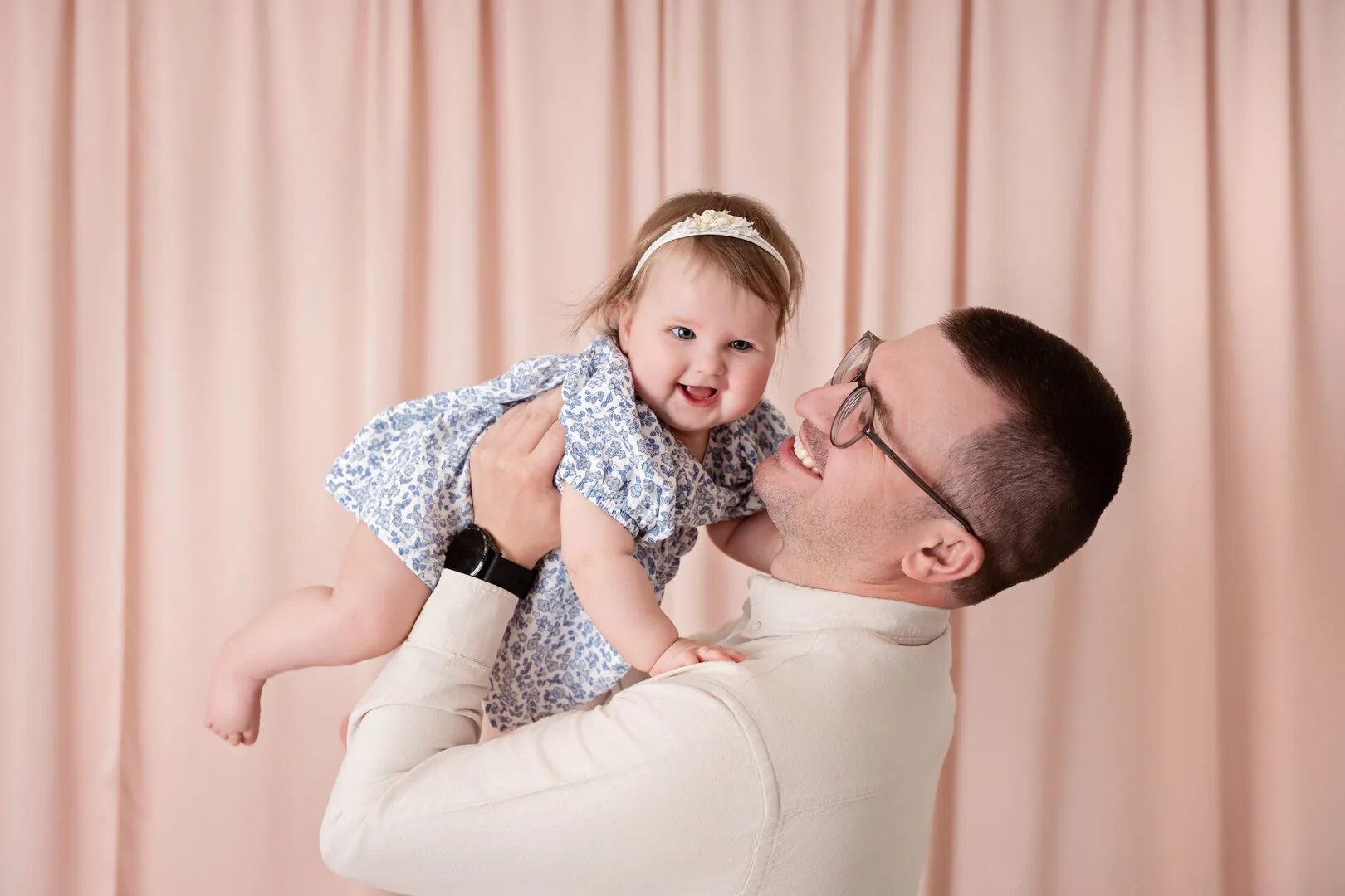 Family during a studio photoshoot at Fotoszpulka in Kołobrzeg
